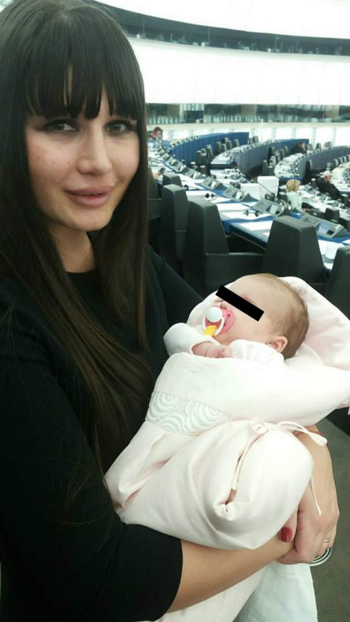 Elena Băsescu nu este prima politiciană care apare cu bebeluşul la piept în Parlament! Vezi cine a inspirat-o pe fiica preşedintelui