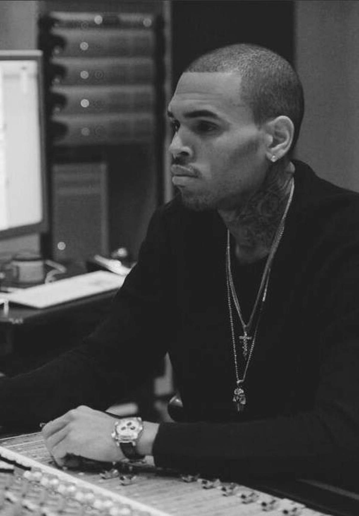 Chris Brown nu a fost violent doar cu Rihanna! Uite ce i-a făcut mamei sale!