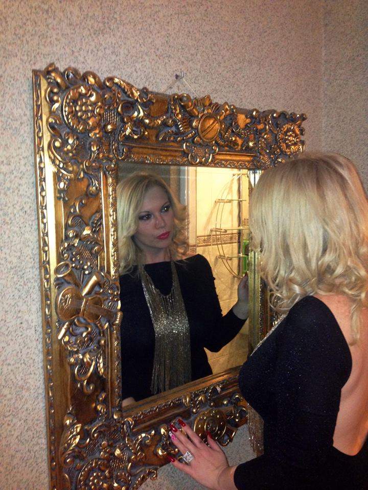 Oglindă, oglinjoară cine este cea mai tristă femeie din ţară? Oana Lis mai tristă ca niciodată