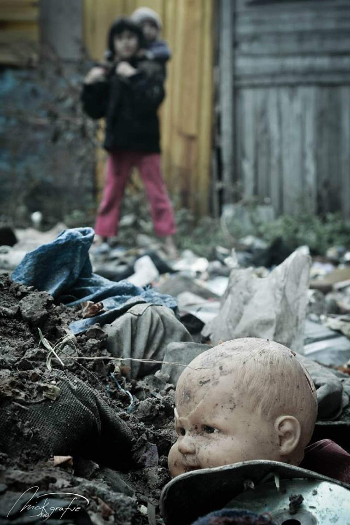Copilărie printre gunoaie și cadavre de animale. Pare o imagine dintr-un film horror, însă este din România secolului XXI!