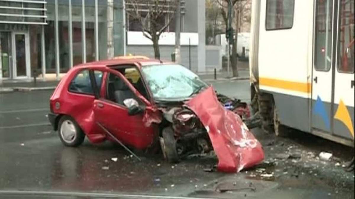 Circulaţie oprită în Capitală! Un şofer beat a intrat într-un tramvai