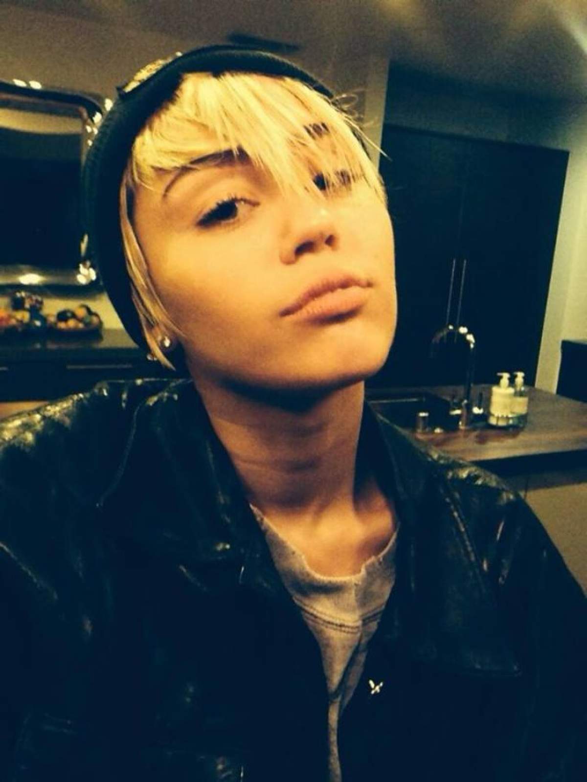 Miley Cyrus, răvăşită şi fără machiaj după ziua ei de naştere! Uite cum arată artista după petrecere