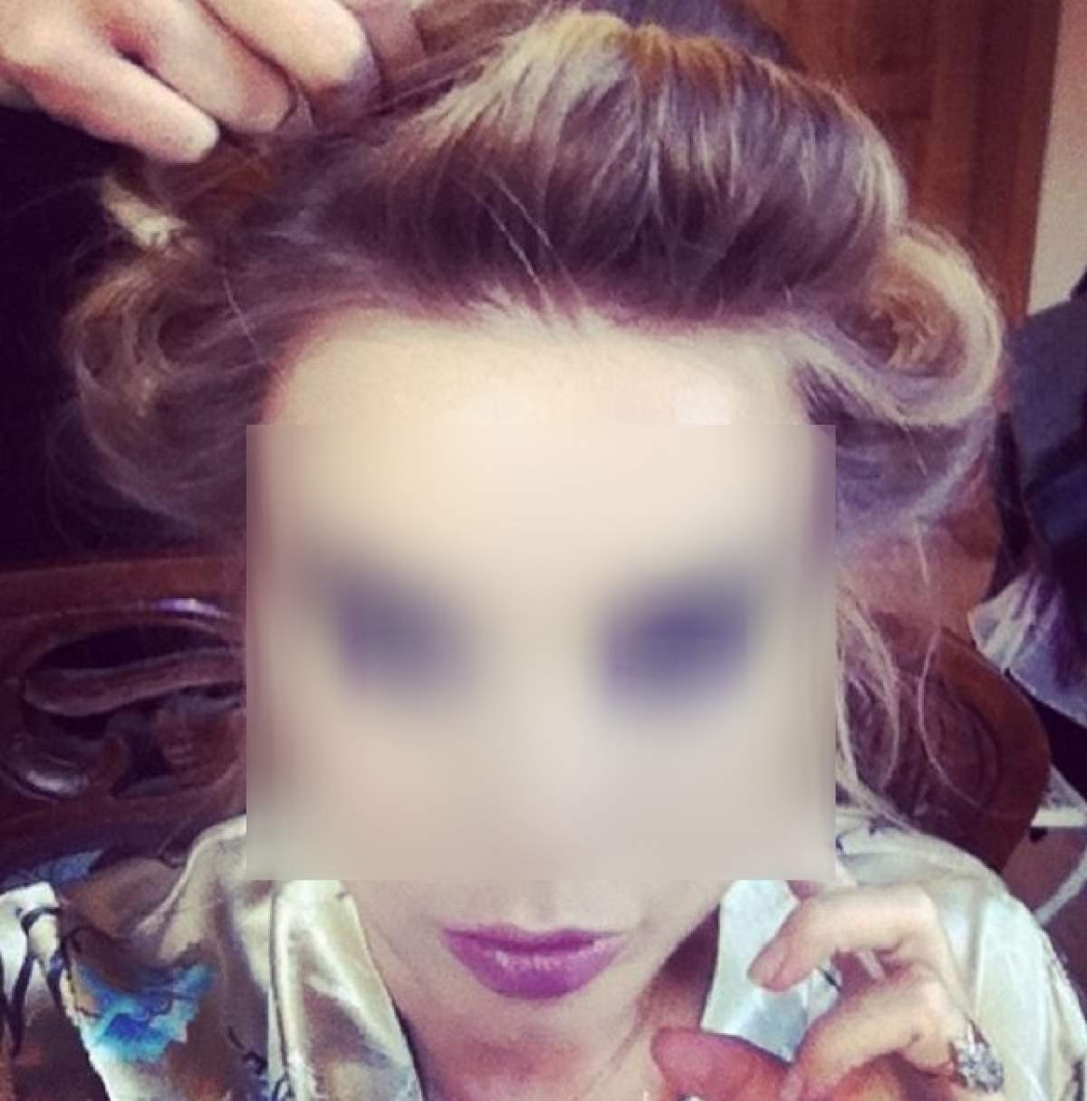 O recunoşti pe blonda din imagine care se pregăteşte pentru o şedinţă foto fierbinte? Ia uite ce machiaj şi-a "tras"