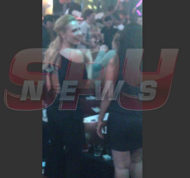Iulia Vântur a făcut-o lată după plecarea lui Salman! S-a dezmăţat în club în compania a doi indieni tinerei şi frumuşei
