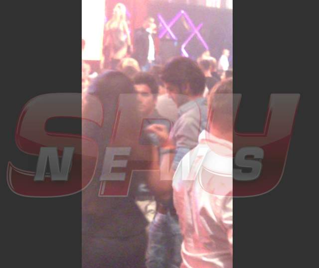 Iulia Vântur a făcut-o lată după plecarea lui Salman! S-a dezmăţat în club în compania a doi indieni tinerei şi frumuşei