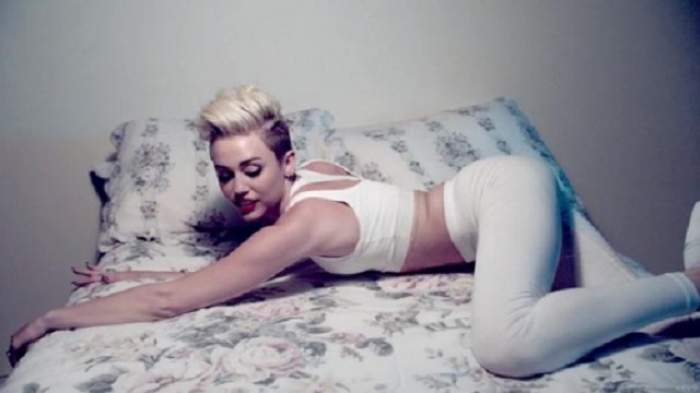 VIDEO Mai porno de atÃ¢t se poate? Uite ce ÅŸi-a dorit Miley Cyrus de ziua ei  | Spynews.ro