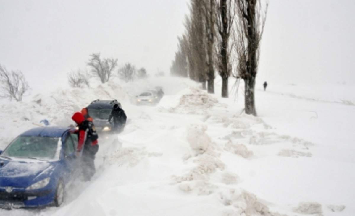 Iarna pune stăpânire pe ţară! Vezi care sunt drumurile pe care se circulă în condiţii de iarnă