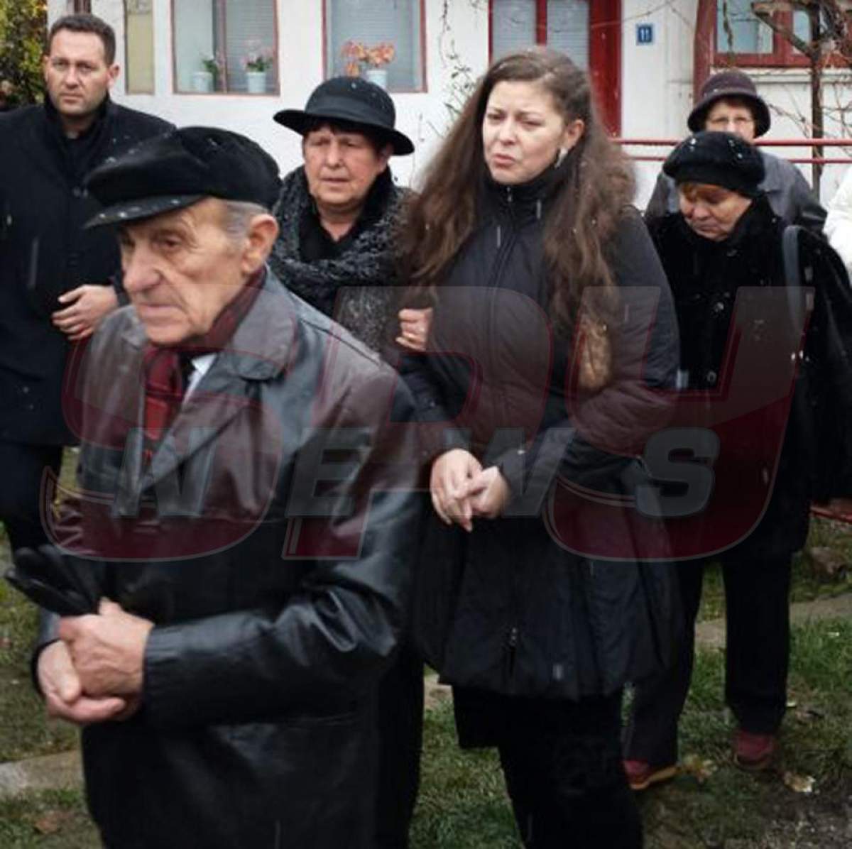 FOTO Devastată de durere, Rita Mureşan îşi conduce mama pe ultimul drum