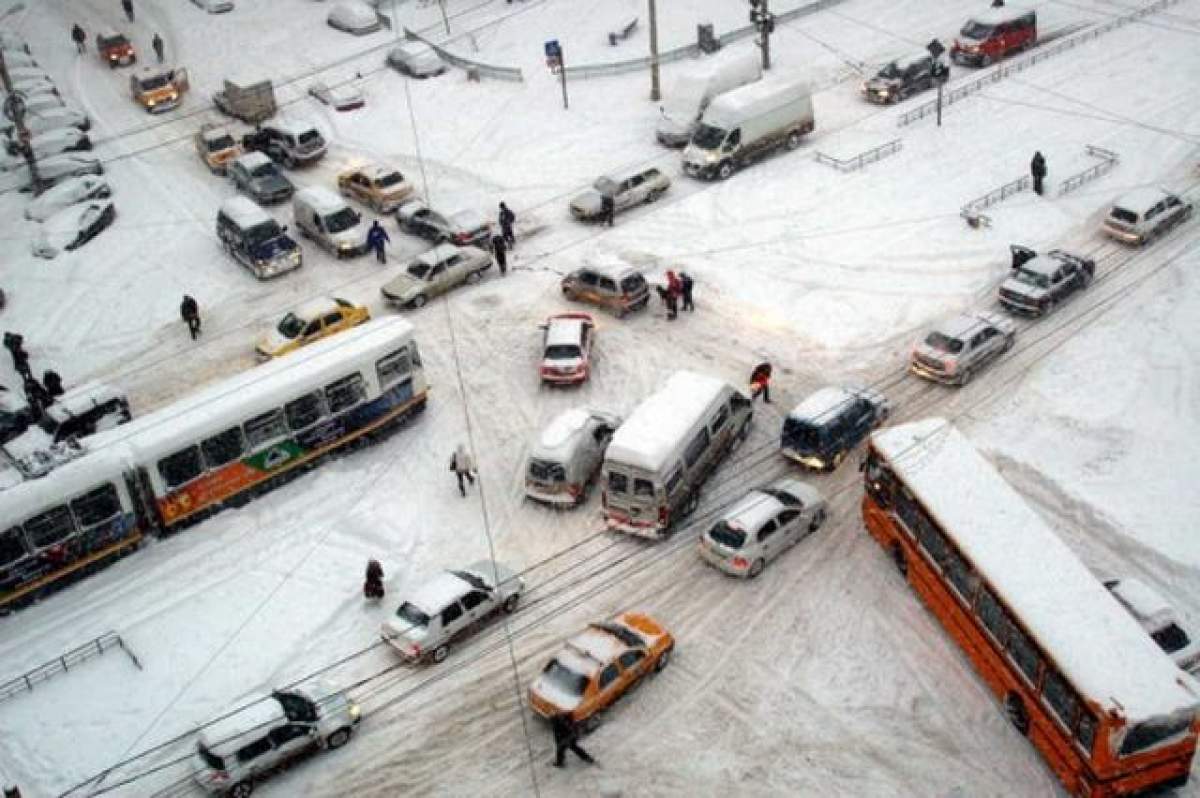 Avertizarea meteorologilor s-a adeverit. Ninge de mai bine de 12 ore. Vezi când expiră codul galben