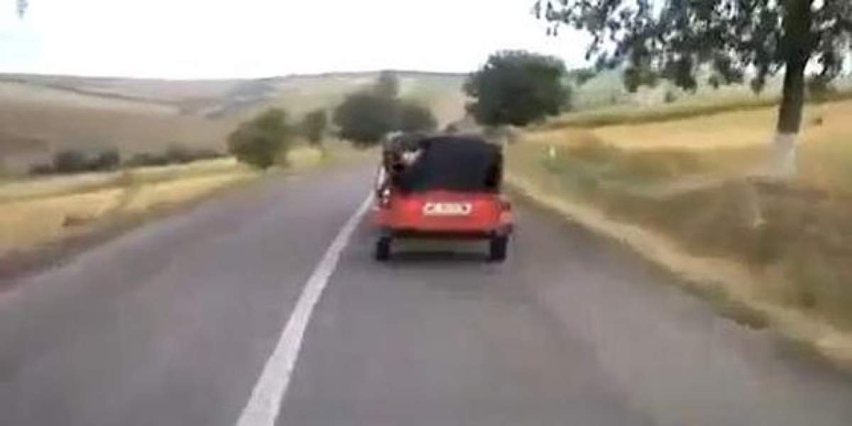 Video Doar în România se poate întâmpla! Ce a ieşit dintr-o dubiţă care gonea pe şosea, a lăsat toţi şoferii cu gura căscată