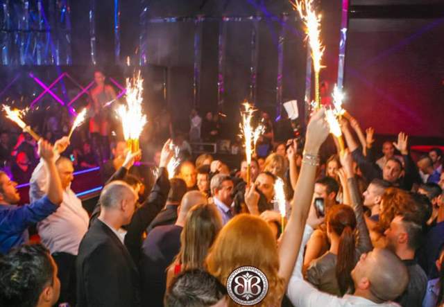 Aroganţa aroganţelor! Un milionar evreu a destupat prima sticlă de şampanie de 100.000 de euro din România, la o mega petrecere