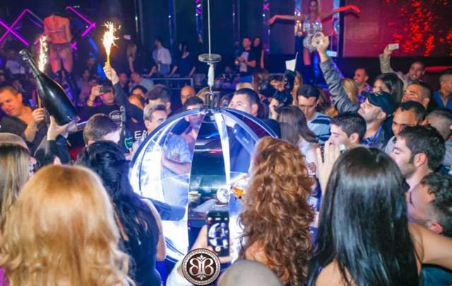 Aroganţa aroganţelor! Un milionar evreu a destupat prima sticlă de şampanie de 100.000 de euro din România, la o mega petrecere