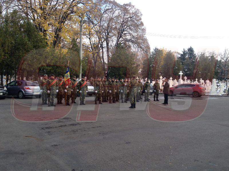 VIDEO Văduva lui Temistocle Popa, adusă în scaun cu rotile la înmormântare
