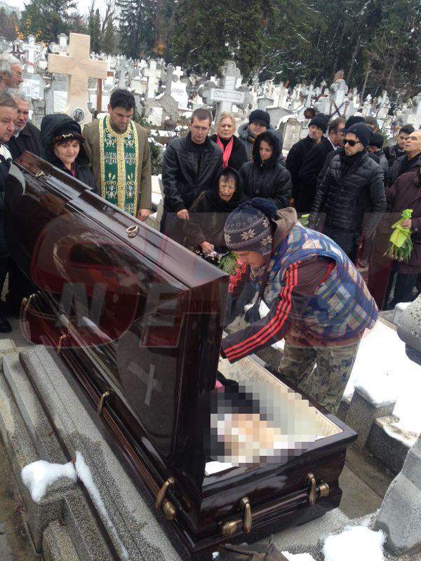 VIDEO Văduva lui Temistocle Popa, adusă în scaun cu rotile la înmormântare