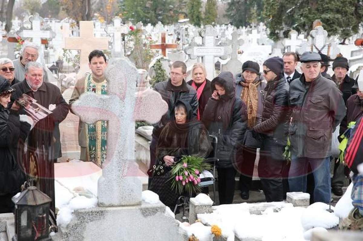 VIDEO Moment stânjenitor la înmormântarea maestrului Temistocle Popa! Sicriul n-a avut loc în cavou