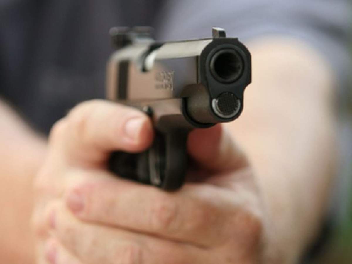 Panică în Cluj! Un tânăr i-a ameninţat cu pistolul într-un magazin