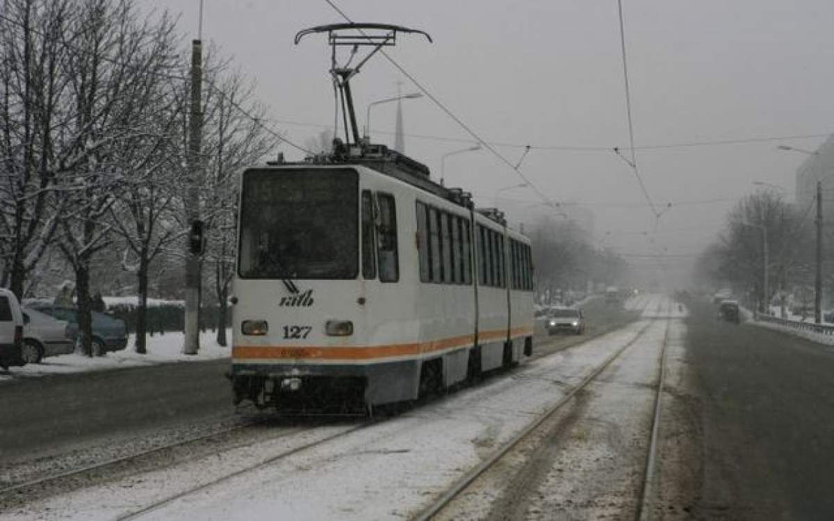 Huliganii! Au agresat un vatman şi au spart geamul unui tramvai