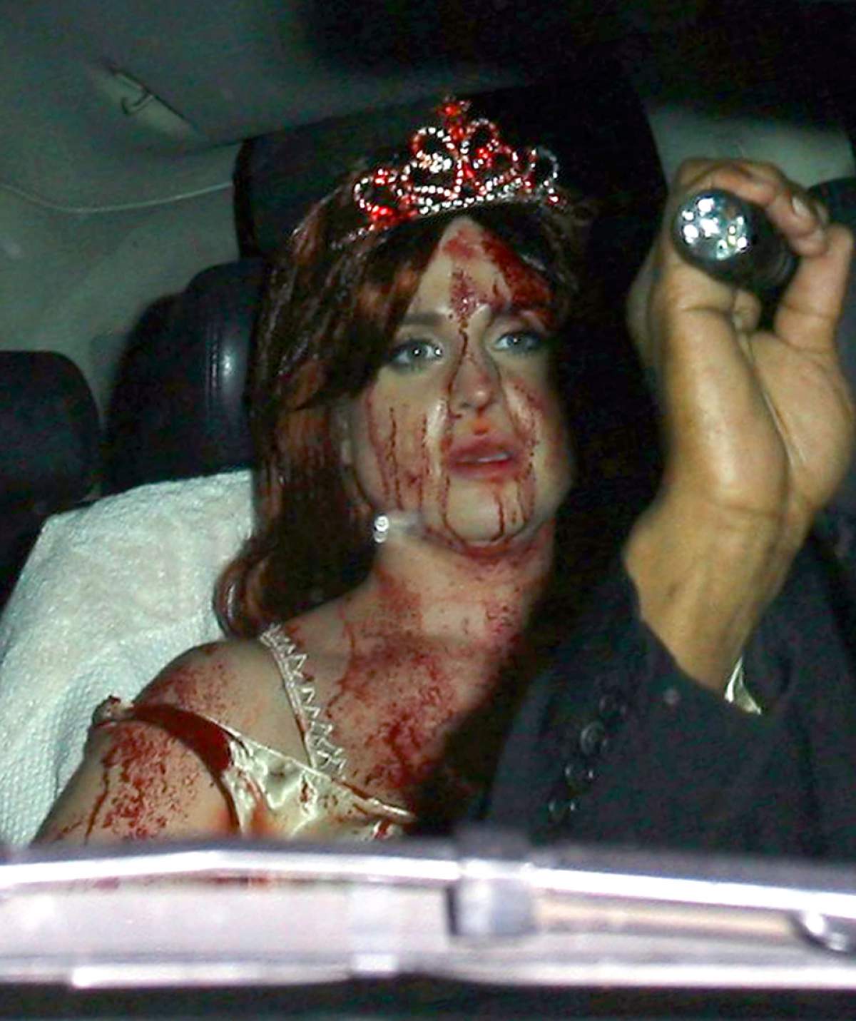 Mii de oameni au rămas cu gura căscată când au văzut-o! Vezi ce a pățit Kelly Osbourne! / FOTO