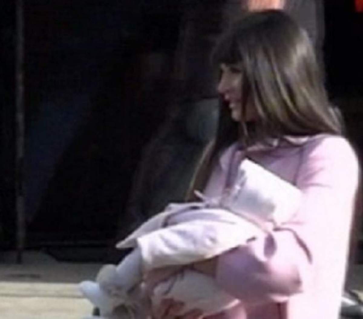 Elena Băsescu şi fiica ei, Sofia Anais, au fost îmbrăcate la fel! Uite ce ţinută a avut micuţa