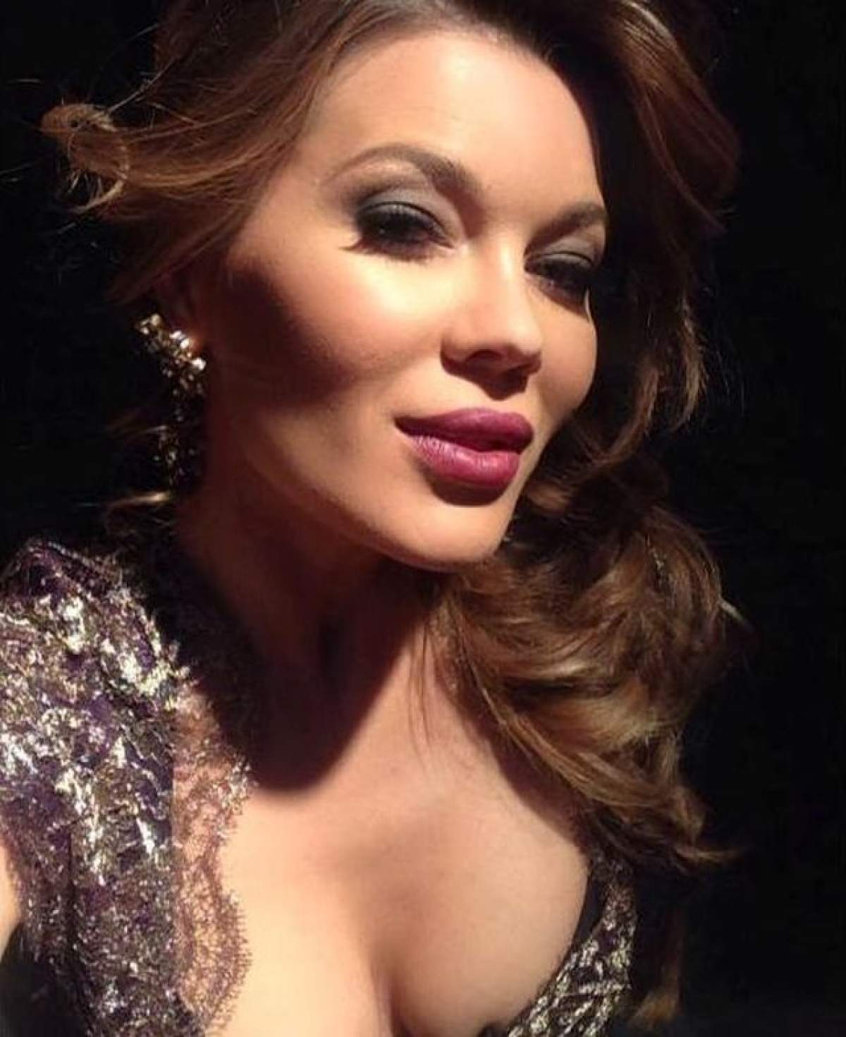 La soare te poţi uita, dar la Gina ba! Vedeta şi-a propus să-şi orbească prietenii virtuali