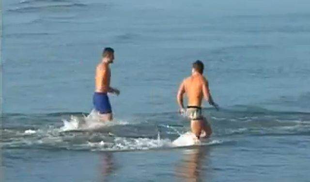 Video incredibil... Plajă şi baie în mare, în prag de iarnă, in Constanta