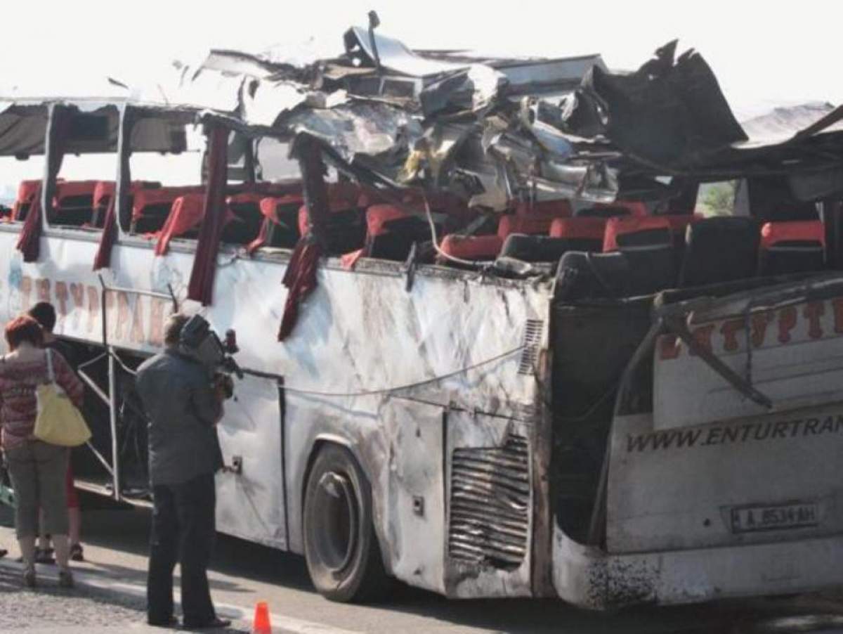 TRAGIC! Un autocar a căzut în prăpastie, cel puţin 13 persoane au murit!
