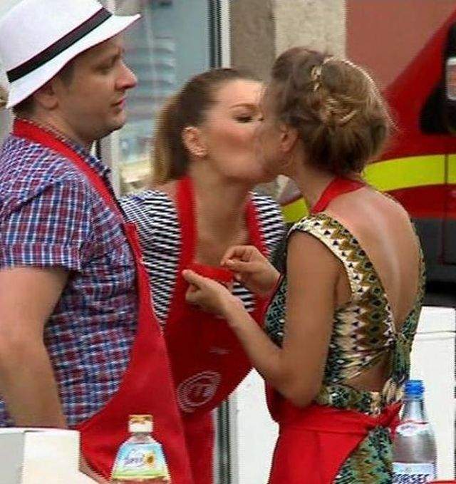 Scene lesbi cu Gina Pistol şi Jojo...s-au sărutat pe gură în văzul tuturor