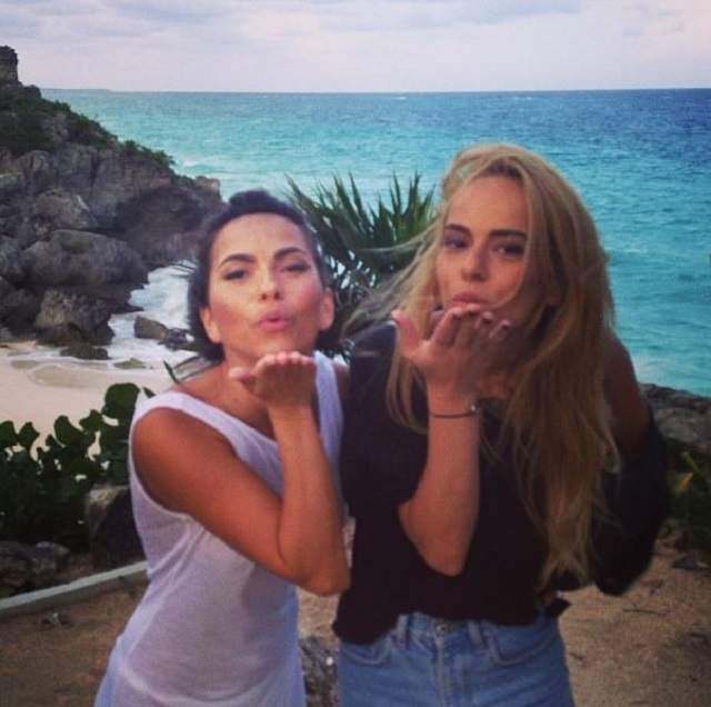 Inna s-a pozat alături de o blondă sexoasă! Care îţi place mai mult?