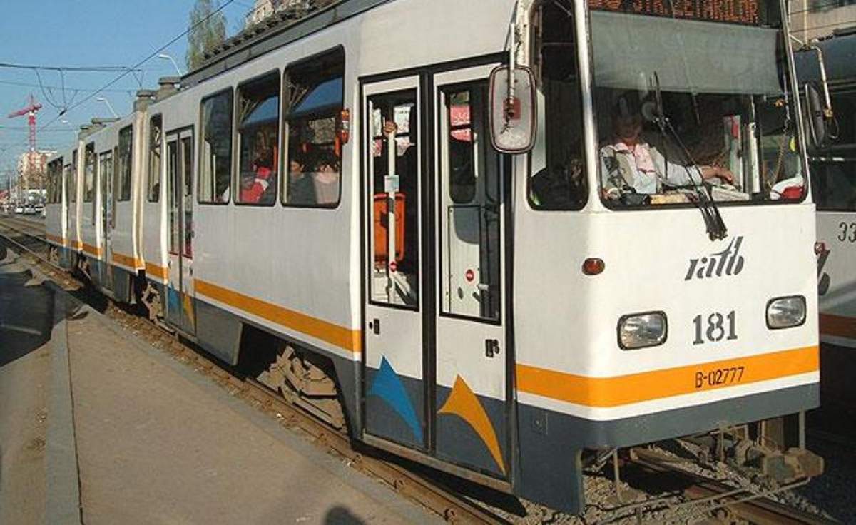 Un taxi a fost lovit de tramvai! Doi copii au fost răniţi în urma accidentului
