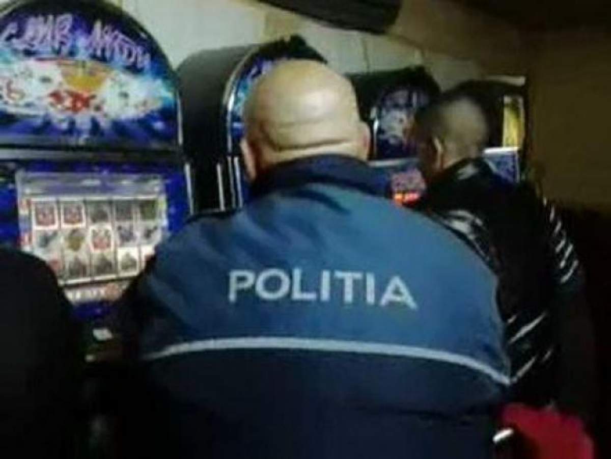 VIDEO Prins la păcănele! Un poliţist se distra la "roşie - neagră", îmbrăcat în uniformă
