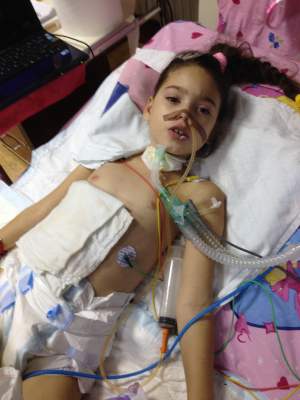 Apel către toţi medicii! O fetiţă de 8 ani este ţinută în viaţă de aparate. Părinţii nu ştiu de ce suferă copilul lor