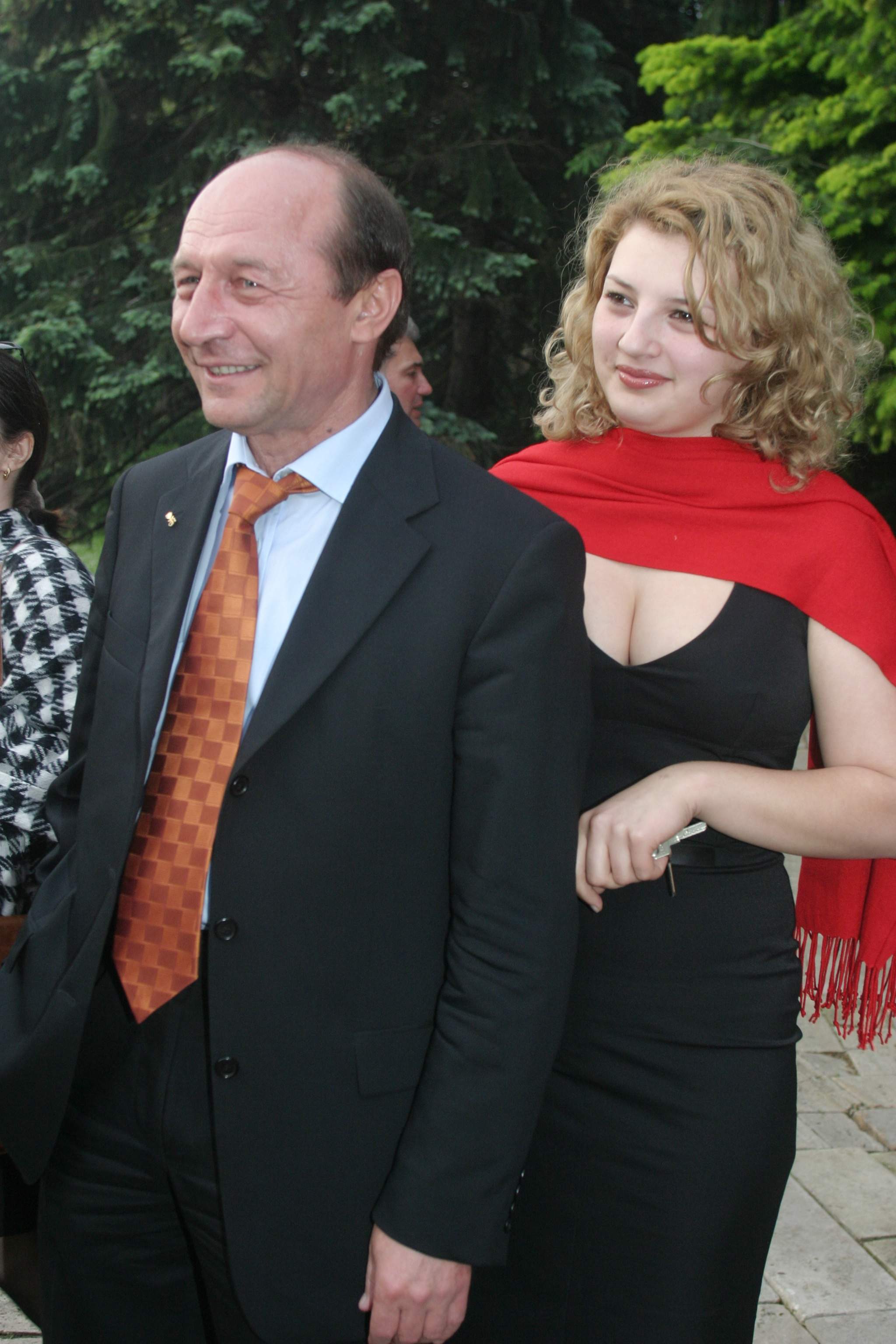 Cât plăteşte Ioana Băsescu pentru împrumutul de un milion de euro!