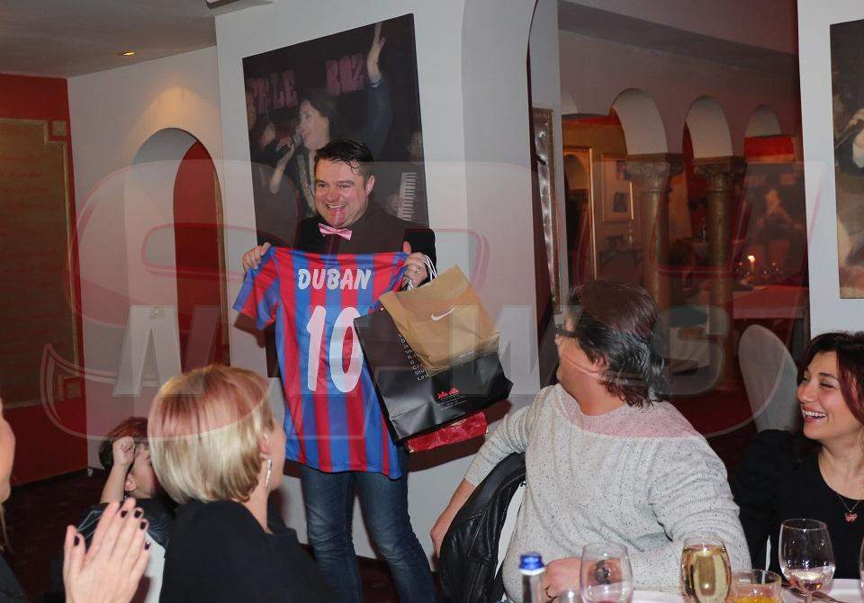 Chef-monstru la onomastica lui Andrei Duban! Vezi ce surprize le-a făcut actorul celebrilor săi invitaţi!  Galerie foto & video