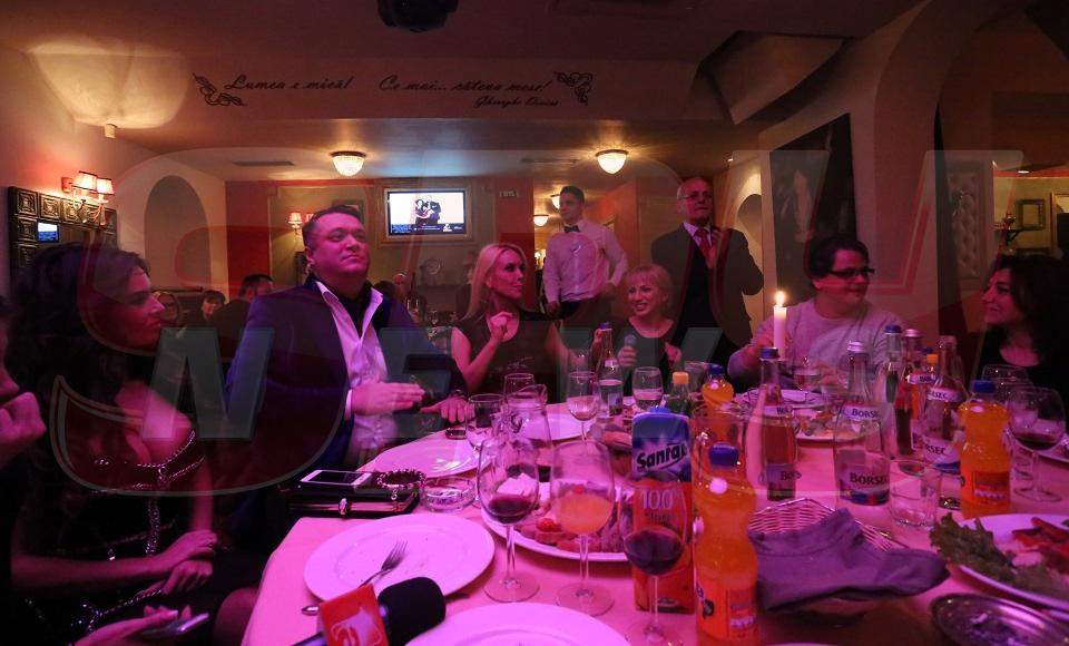 Chef-monstru la onomastica lui Andrei Duban! Vezi ce surprize le-a făcut actorul celebrilor săi invitaţi!  Galerie foto & video