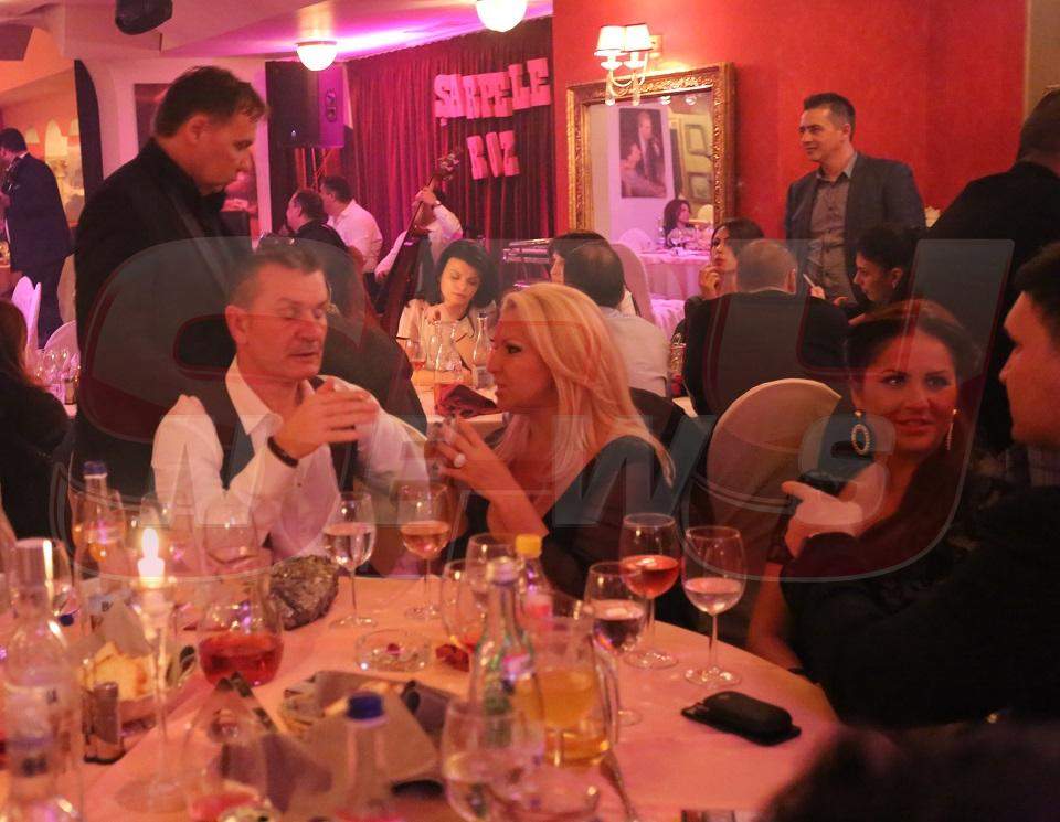 Chef-monstru la onomastica lui Andrei Duban! Vezi ce surprize le-a făcut actorul celebrilor săi invitaţi!  Galerie foto & video