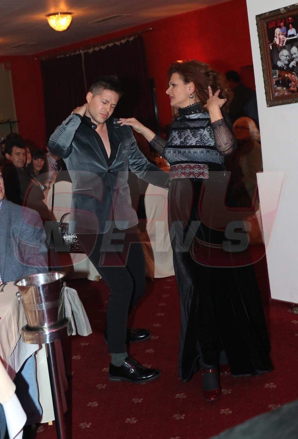 Chef-monstru la onomastica lui Andrei Duban! Vezi ce surprize le-a făcut actorul celebrilor săi invitaţi!  Galerie foto & video