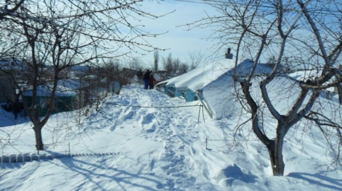 Gerul a pus stăpânire peste România! Zeci de oameni sunt captivi între nămeţi