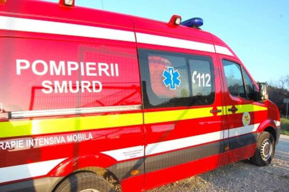 Patru victime în Bucureşti! O ambulanţă s-a răsturnat după ce o maşină a intrat direct în ea