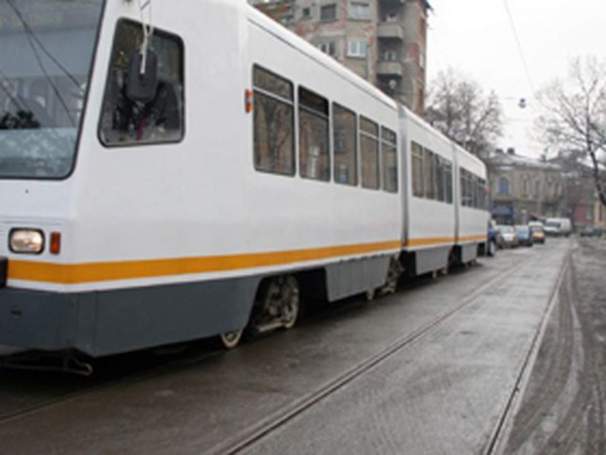 Caz terifiant! O femeie a fost târâtă câţiva metri de tramvai