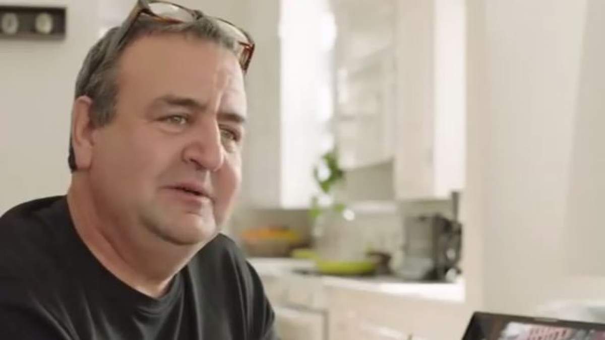 VIDEO Gestul făcut de un bărbat care a vrut să-şi facă soţia bolnavă de cancer să râdă. O să ţi se pară penibil, dar e de-a dreptul emoţionant!