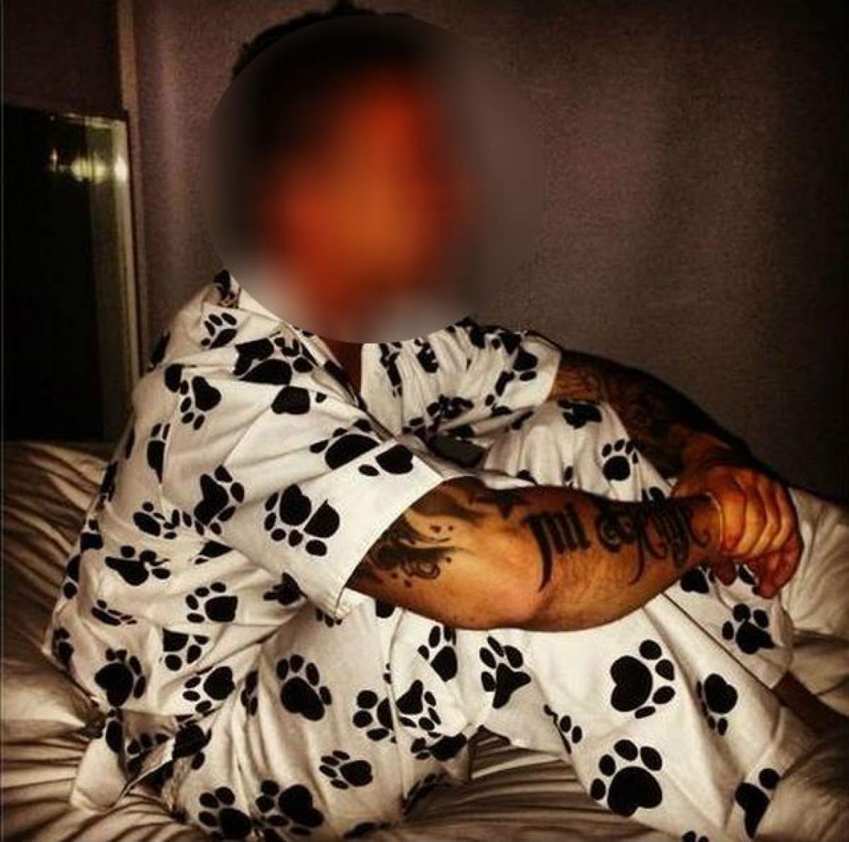 Nimeni nu se aştepta ca şmecheraşul asta să doarmă noaptea în aşa pijamale. Uite ce cântăreţ celebru este "stăpânul" acestei ţinute