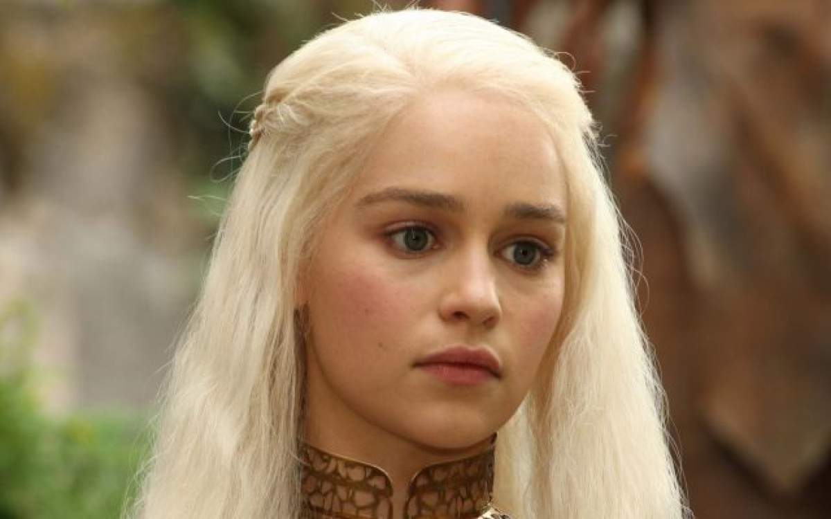 O ştii pe actriţa care e "Mama Dragonilor" în "Game of Thrones"? Şi-a schimbat radical look-ul pentru un rol! Vezi cum arată!