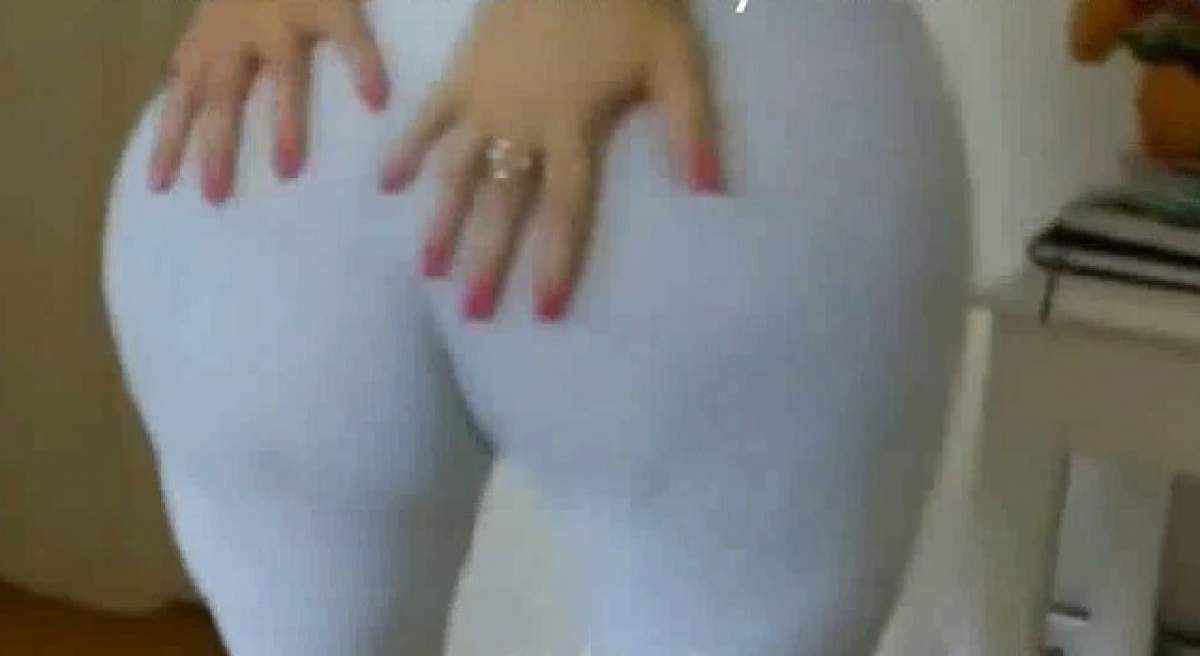 VIDEO Uite cât de excitant dă din fund! Înnebuneşti când vezi cum se mişcă blonda asta