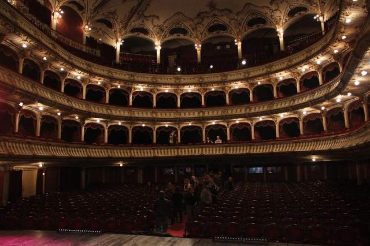 Acoperişul unui teatru s-a prăbuşit în timpul unui spectacol! Au fost găsiţi peste 80 de răniţi