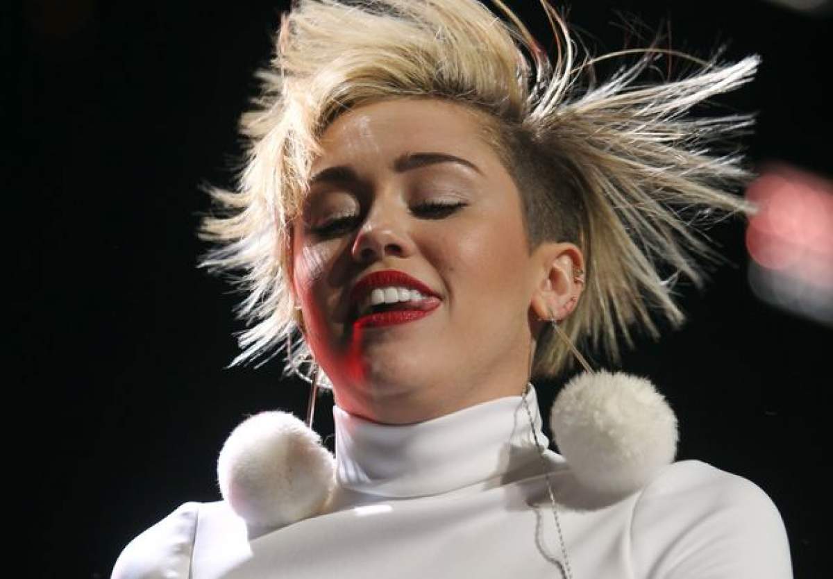 FOTO "Eşti cântăreaţă sau vedetă porno?". Miley Cyrus le-a arătat sfârcurile şi "păsărica", fanii s-au revoltat!