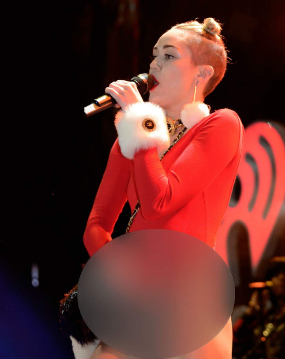 Se masturbează şi i se vede tot! Uite-o pe Miley Cyrus cum îşi mângâie încontinuu zonele intime!