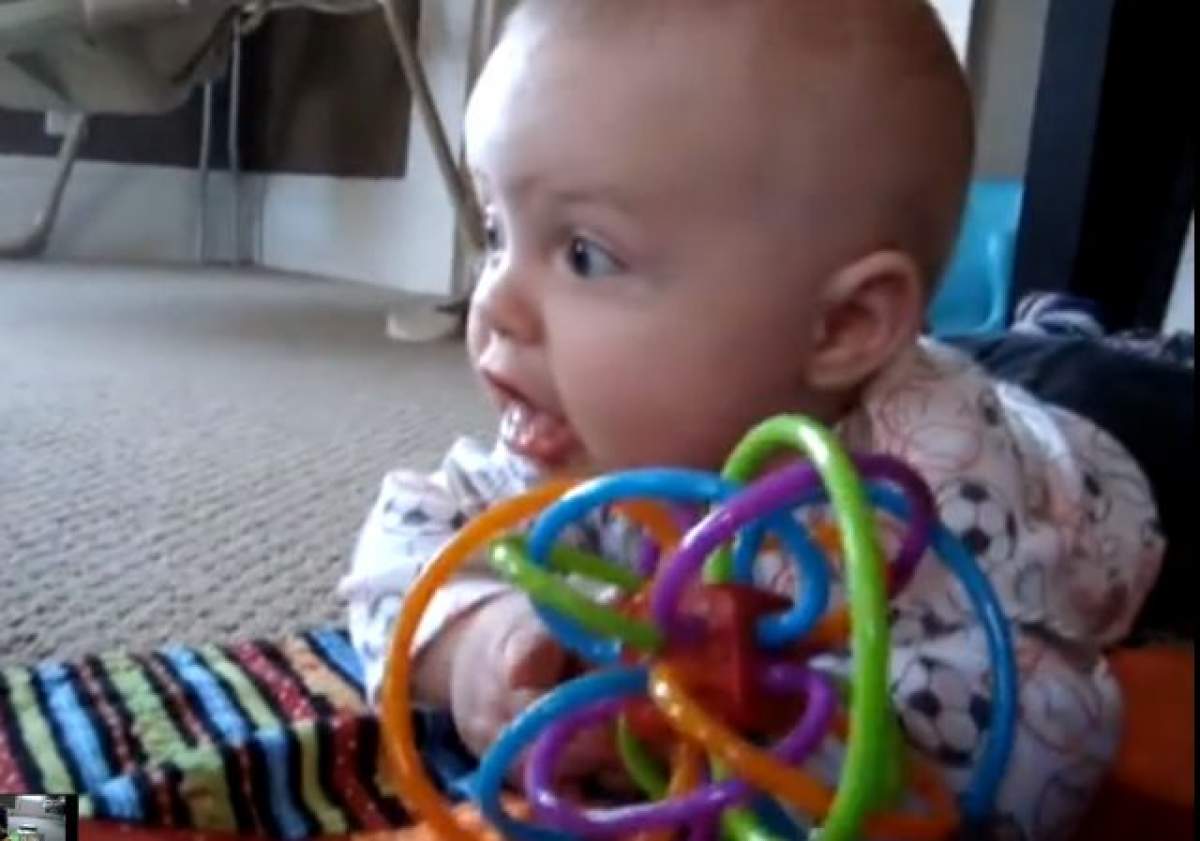 VIDEO ADORABIL Bebeluşul acesta se crede căţel! Imaginile îţi vor smulge cel puţin un zâmbet