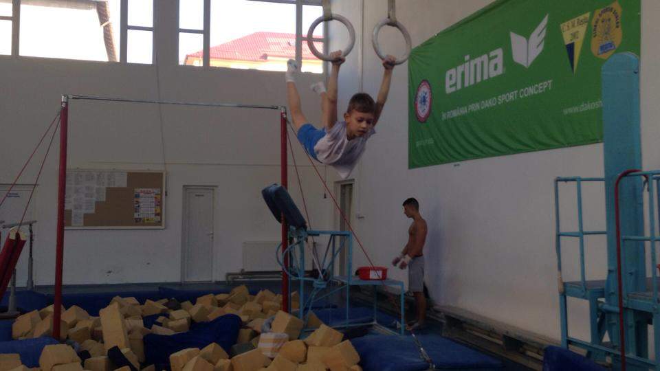 Imagini incredibile!Fiul lui Marian Drăgulescu se antrenează în aceeaşi sală în care a învăţat şi tatăl său gimnastică!