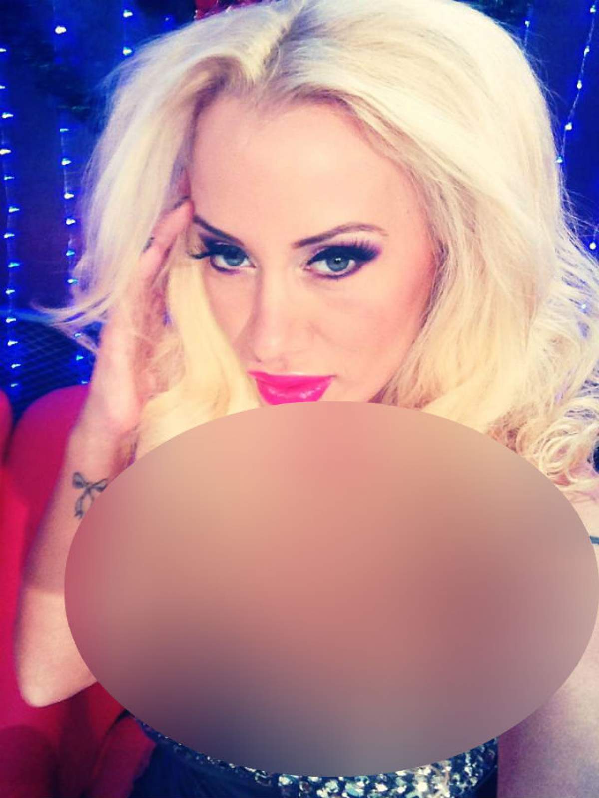 Maieul ăsta-i cam strânge sânii imenşi! Simona Traşcă are alură de actriţă porno în poza asta