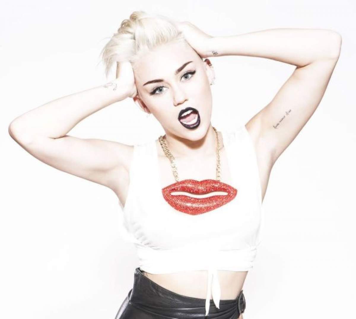 Miley Cyrus şochează din nou! S-a fotografiat mai mult dezbrăcată şi cu spume la gură. Fanii sunt disperaţi:  "Ar trebui să te respecţi mai mult"